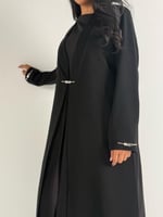 عبايه بليزر شموخ بقماش ملكي فاحم