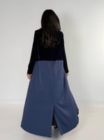 بليزر سنار بقماش مخمل كوري بتدخيل تطريز ناعم كحلي