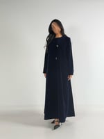 عبايه ولاء كلوش بقماش مخمل واقف مع زرار فراشه