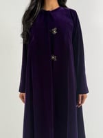 عبايه ولاء كلوش بقماش مخمل واقف مع زرار فراشه