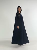 عبايه ولاء كلوش بقماش مخمل واقف مع زرار فراشه