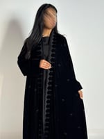 عبايه شموخ دبل كلوش بقماش مخمل بتدخيل تطريز اسود