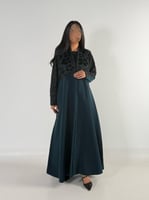 عبايه لارا كلوش بقماش كريب اندنوسي بتدخيل دانتيل