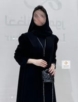 عبايه بليزر بقماش كريب اندنوسي بكسرات على الاكمام