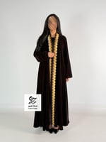 عبايه دبل كلوش بقماش مخمل كوري بني بتطريز ناعم اما...