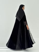 عبايه توق كلوش كامل قماش مخمل بتدخيل دانتيل