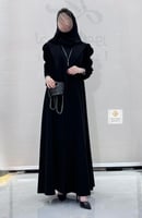 عبايه بليزر بقماش كريب اندنوسي بكسرات على الاكمام