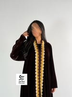 عبايه دبل كلوش بقماش مخمل كوري بني بتطريز ناعم اما...