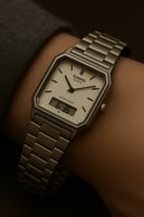 كاسيو توقيتين (الفضي بواجهة فاتحة)مع علبته.