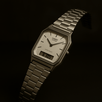 كاسيو توقيتين (الفضي بواجهة فاتحة)مع علبته.