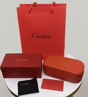 نظارات كارتييه (Cartier) مع الملحقات.