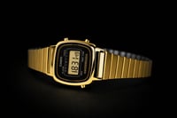 كاسيو جرس ذهبي نسائي مع علبته.