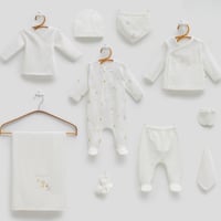 طقم مواليد استقبال 10 قطع بنقشة - و بربتوز ابيض لح...