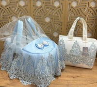 طقم مواليد قطعتين سرير وحقيبة دانتيل مطرز بفيونكه...