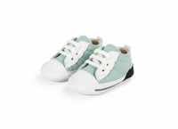 سنيكرز مودرن بنسيج ناعم وألوان حيوية للمواليد