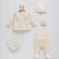 طقم استقبال مواليد بناتي بيج 5 قطع بتطريز ورد وبنط...