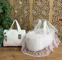 طقم مواليد قطعتين ستان حقيبة يد وسرير حمل مبطن مزي...