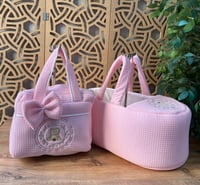 طقم مواليد 2 قطعة سرير محمول وحقيبة بتطريز دب وفيو...