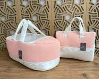 طقم مواليد قطعتين وردي وبيض حقيبة تنظيم وسرير حمل...