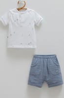 طقم ولادي قطعتين تيشيرت أبيض بطبعة قوارب وشورت ازر...
