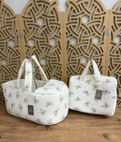 طقم مواليد قطعتين سرير رضع متنقل وحقيبة بنقشة الدب...