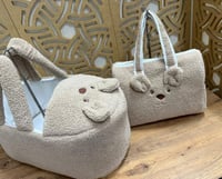 طقم مواليد قطعتين سرير محمول وحقيبة لوازم خامة فرو...