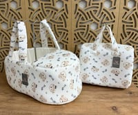 طقم مواليد قطعتين ابيض بنقشة الدببة سرير وحقيبة -...