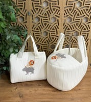 طقم مواليد 2 قطعة سرير وحقيبة حفاضات مطرزة برسومات...