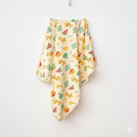 بطانية لفه مواليد قطنية خفيفة بنقشة "Little Giraff...