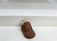 حذاء كلاسيكي للمواليد بإغلاق فيلكرو عملي