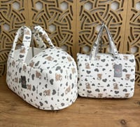 طقم مواليد قطعتين حقيبة وسرير حمل بنقشة قلوب ودببة...