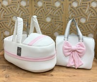 طقم مواليد 2 قطعة سرير وحقيبة حفاضات بفيونكة كبيرة...