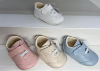 حذاء أطفال رياضي بأربطة وألوان ناعمة للمواليد