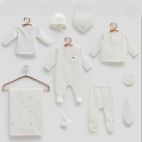 طقم مواليد استقبال 10 قطع بنقشة - و بربتوز ابيض لح...