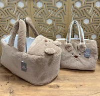 طقم مواليد قطعتين فرو حقيبة وسرير حمل بتصميم وجه د...