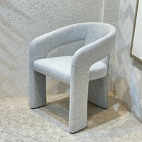 كرسي عصري بتصميم هندسي ناعم يجمع بين الراحة والفخا...