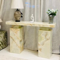 مدخل أنيق بتصميم فخم يجمع بين الرخام الطبيعي الفات...