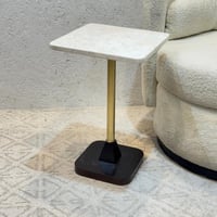 طاولة خدمة سطح من الرخام قاعده خشب عمود ذهبي 35×35...