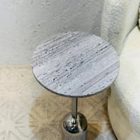 طاولة جانبية أنيقة بتصميم عصري وبسيط.