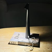 لمبة مكتبية عصرية بتصميم مخروطي