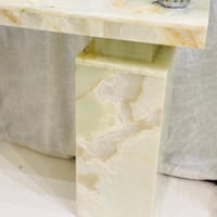 مدخل أنيق بتصميم فخم يجمع بين الرخام الطبيعي الفات...