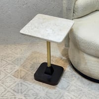 طاولة خدمة سطح من الرخام قاعده خشب عمود ذهبي 35×35...