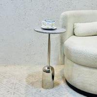 طاولة جانبية أنيقة بتصميم عصري وبسيط.