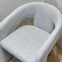 كرسي عصري بتصميم هندسي ناعم يجمع بين الراحة والفخا...