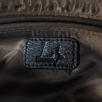 شنطة يد نسائي بتصميم انيق وبجودة عالية مع حمالة لل...