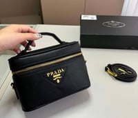 برادا حقيبة جلدية صغيرة