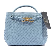 حقيبة نسائية مزينة بمعدن ذهبي اللون بشعار ماركة