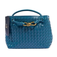 حقيبة نسائية مزينة بمعدن ذهبي اللون بشعار ماركة