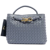 حقيبة نسائية مزينة بمعدن ذهبي اللون بشعار ماركة