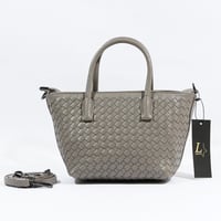 شنطة يد نسائي بتصميم انيق وبجودة عالية مع حمالة لل...